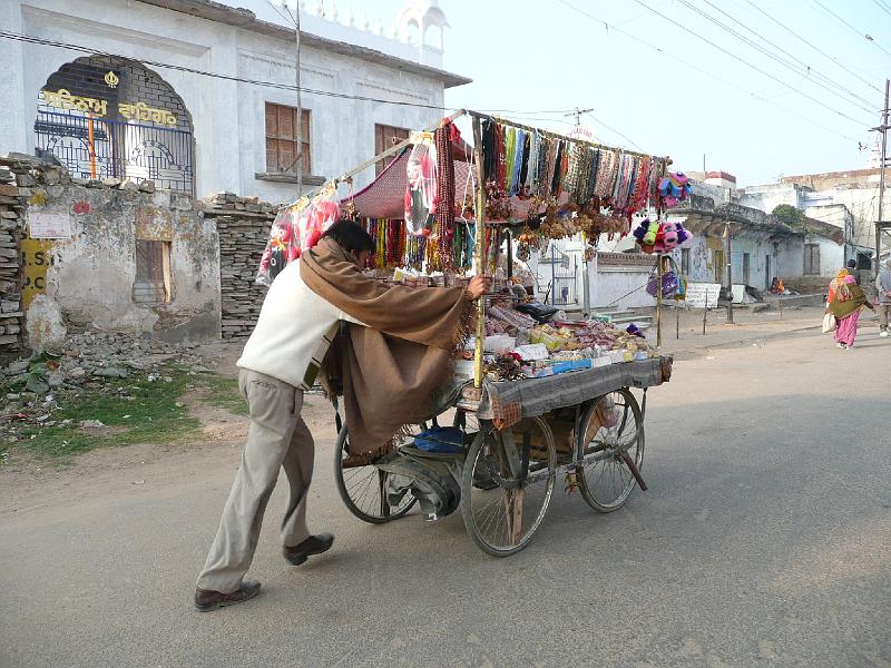 P1060602.JPG - Vendeur ambulant à Pushkar